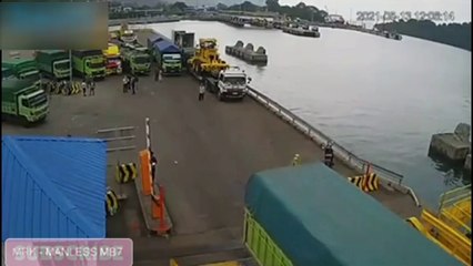 A TRUCK ENTERS THE SEA