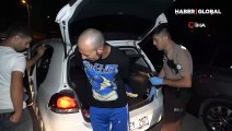 Aracındaki uyuşturucuların yerini gösterdi! Rahat tavırları dikkat çekti