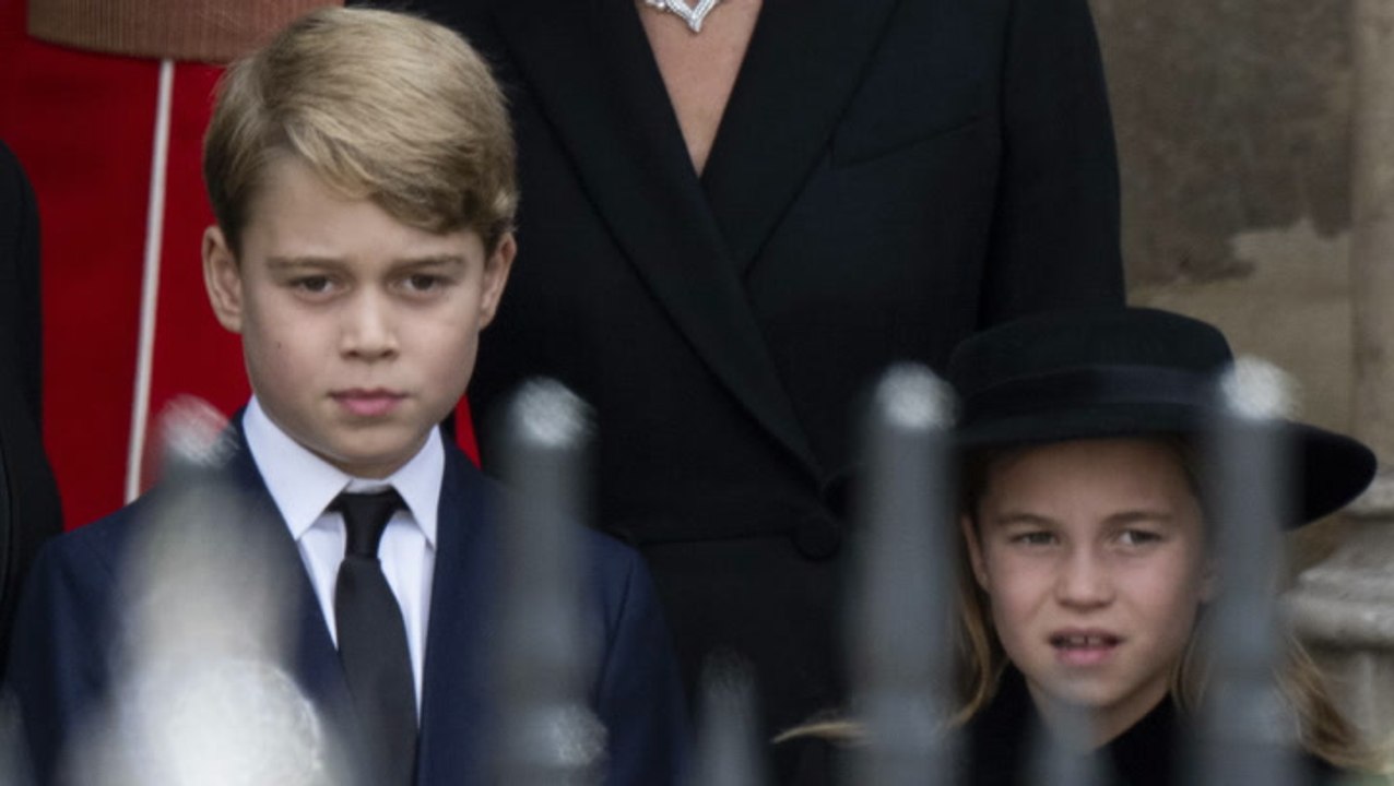 Verwirrung bei queens beerdigung: deshalb trug george blau statt schwarz