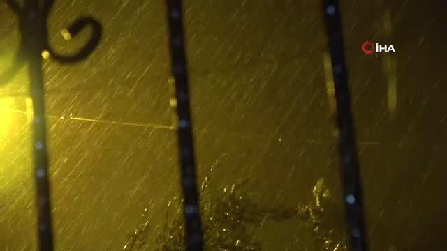 Osmaniye haber... Osmaniye'de gök gürültülü sağanak yağış etkili oluyor