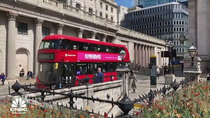 الأنظار صوب اجتماع بنك إنكلترا الخميس بعد ملامسة الإسترليني أدنى مستوى له في 37 عاماً