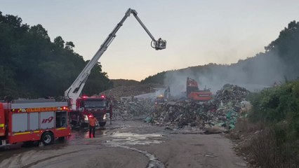 의성 쓰레기매립장에서 불...20톤 태우고 3시간 만에 진화 / YTN
