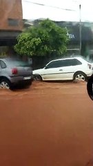 Chuva forte alaga rua no centro de Cruzeiro do Oeste nesta quarta-feira (21)
