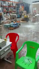 Chuva e vento destroem parte do telhado de depósito de supermercado em Altônia
