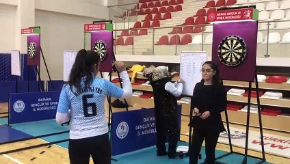 Gençlikte Kızlar Dart oynadı