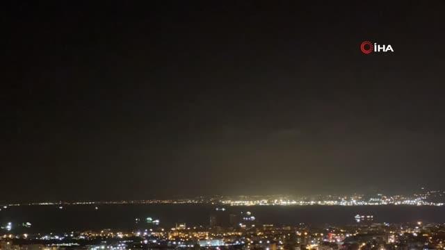 Hatay haberleri... İskenderun Körfezi'nde şimşek fırtınası geceyi aydınlattı