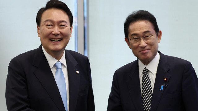 [뉴스라이더] 2년 9개월 만에 만난 한일 정상...약식회담? 간담? / YTN