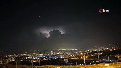 İskenderun Körfezi'nde şimşek fırtınası geceyi aydınlattı