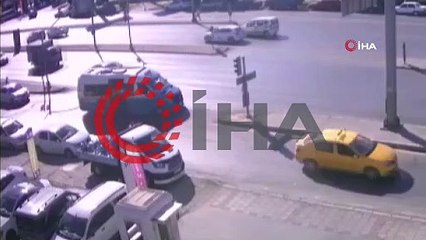 İzmir'de 16 kişinin yaralandığı kaza anı kamerada