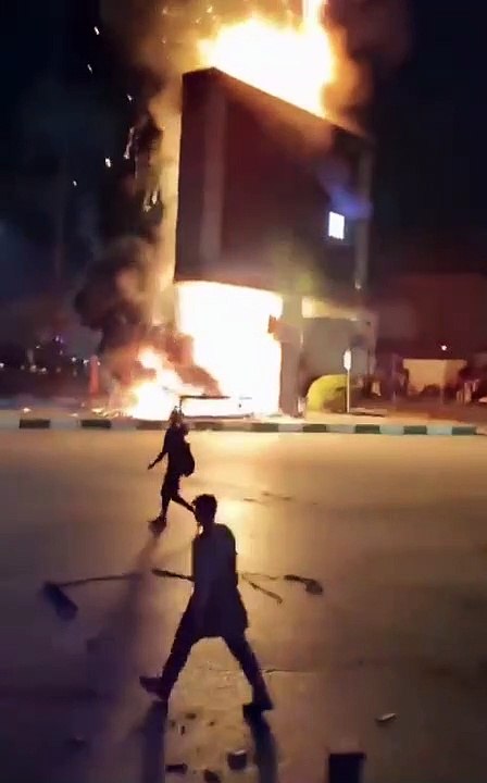 إيرانيون يحرقون صورة خامنئي