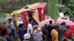 Gagal Nanjak , Truk Muat Pakan Ayam Terguling Timpa Mobil di Blitar
