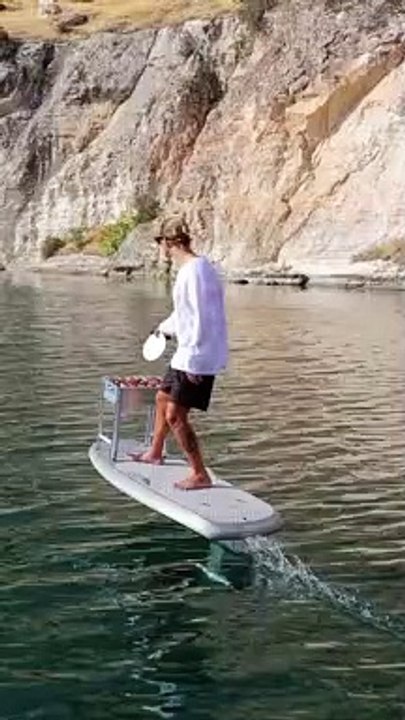 Fırat nehri üzerinde sörf tahtasında mangal yaktı