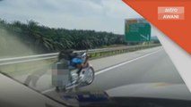 Aksi Berbahaya | Pemuda tunggang motosikal ala 'Superman' ditahan