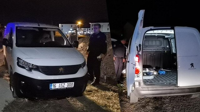 Çaldıkları kargo aracından paketleri alıp kaçtılar