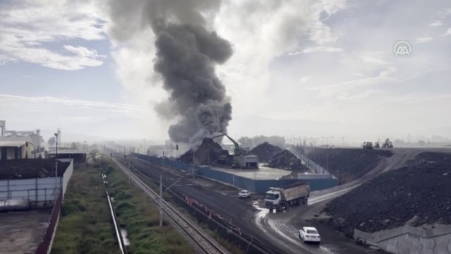 Geri dönüşüm tesisinde çıkan yangına müdahale ediliyor