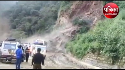 VIDEO: उत्तराखंड के रुद्रप्रयाग में भीषण लैंडस्लाइड, एनएच 109 ब्लॉक