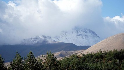 Erciyes’e mevsimin ilk karı yağdı
