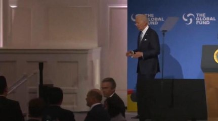 Biden sahnede dondu kaldı! O anlar şaşkınlıkla karşılandı