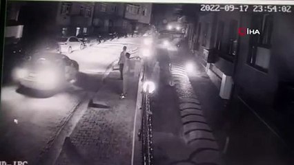 Baba ve oğluna “duba” dayağı kamerada