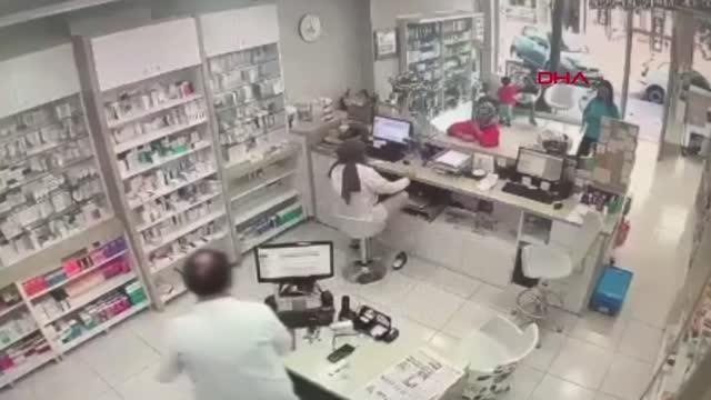 Son dakika gündem: GAZİOSMANPAŞA'DA ECZANEDEN İLAÇ ALAN KADIN TANIMADIĞI KİŞİNİN SALDIRISINA UĞRADI