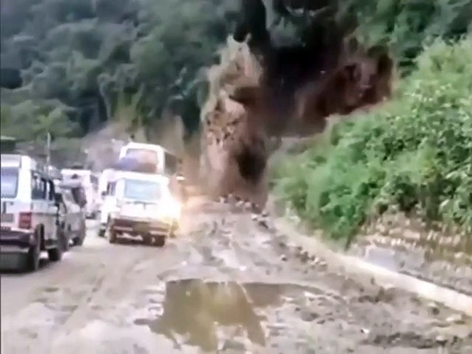 Uttrakhand में लैंडस्लाइड होने के कारण हाईवे 109 बंद कर दिया गया है।