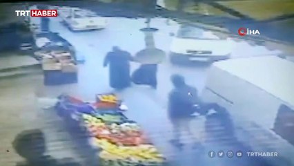 Direksiyon hakimiyetini kaybeden araç manav reyonuna daldı