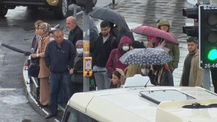 İSTANBUL'DA SICAKLIK DÜŞTÜ; MONTLAR DOLAPTAN ÇIKTI