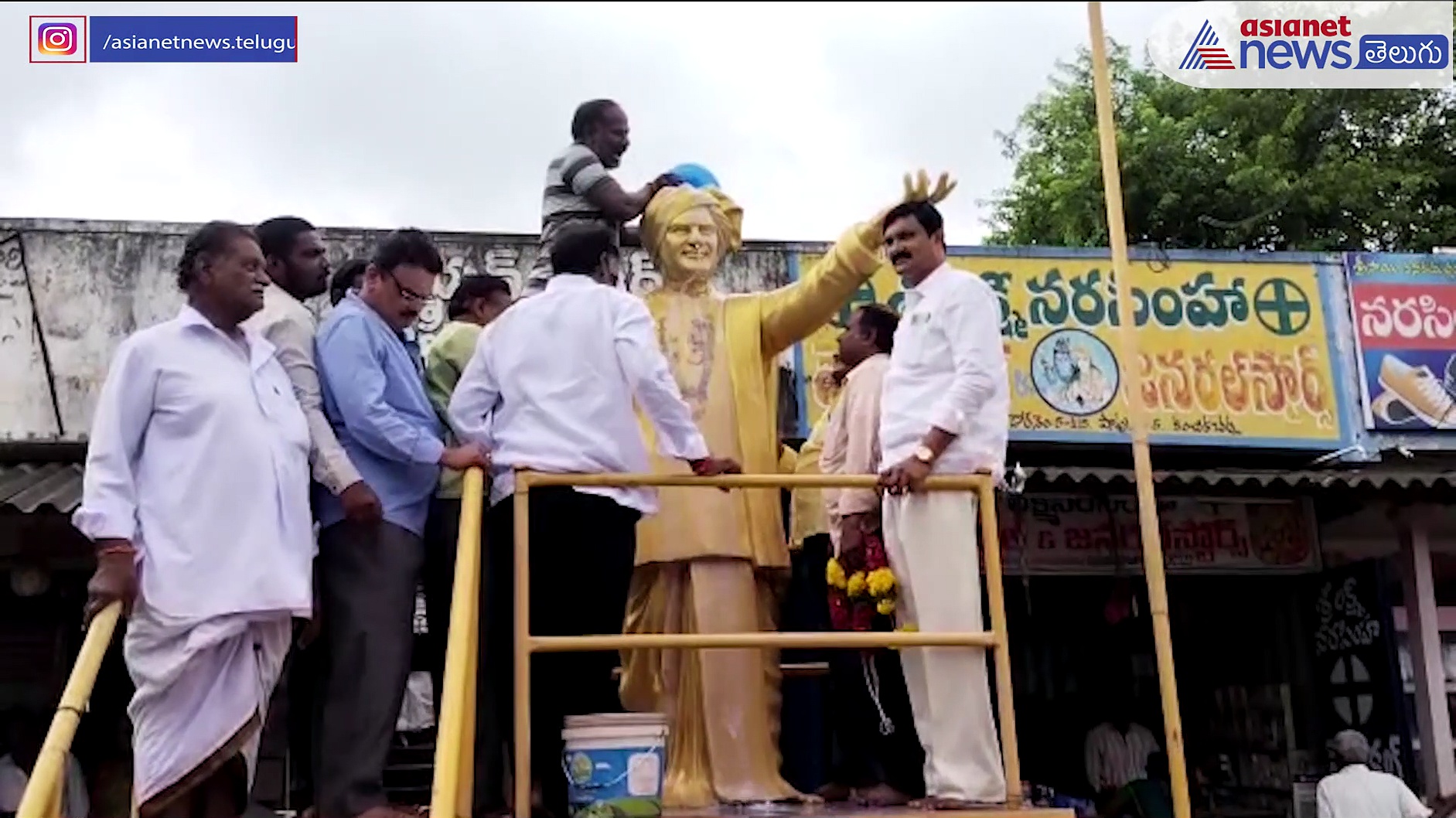 కంచికచర్లలో ఎన్టీఆర్ విగ్రహానికి పాలాభిషేకం...