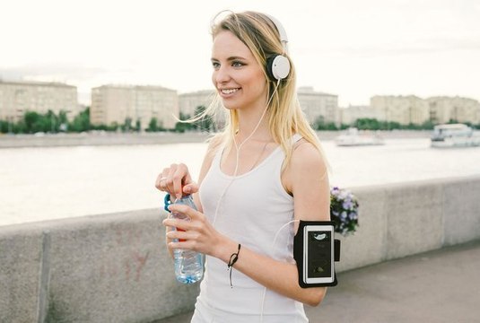 Marcher à jeun pour perdre du poids, bonne ou mauvaise idée ? L’avis d’un coach sportif