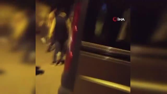 Çocukların kavgasına aileler karıştı... Tekme ve tokatlar havada uçuştu