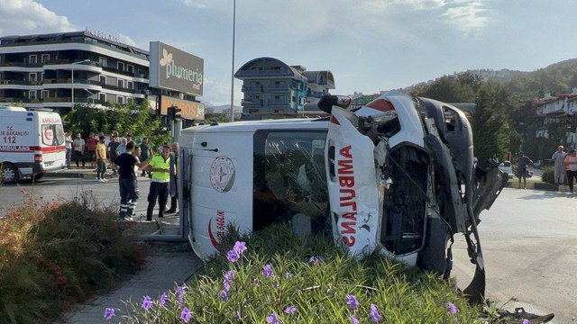 Ambulans ile kamyonet çarpıştı, yaralılar var