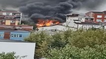 Isınmak için ateş yaktılar: Dükkan ve 3 katlı bina alev alev yandı