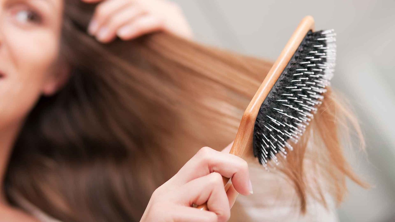 Haarbürste reinigen: Mit diesen Tipps bekommst du sie wieder sauber