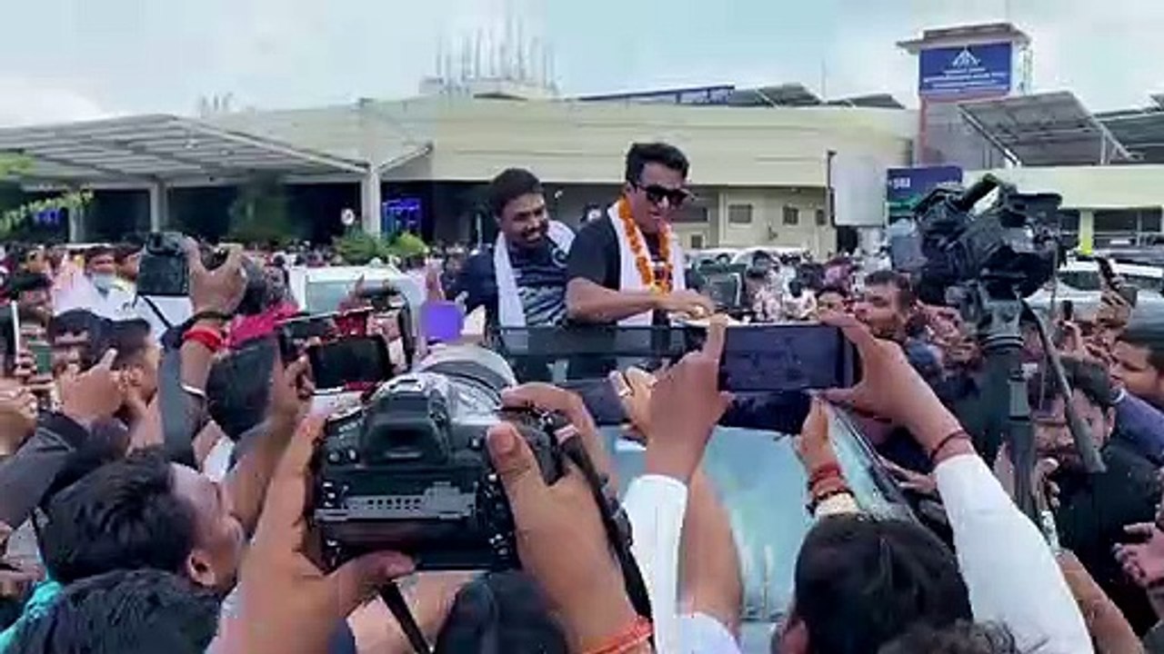 Actor Sonu Sood पहुंचे बिहार लोगो ने लिट्टी चौखा से किया स्वागत