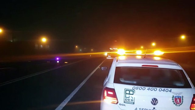 Caminhão-tanque carregado com leite apresenta problema na BR-277 e é rebocado pelo DER