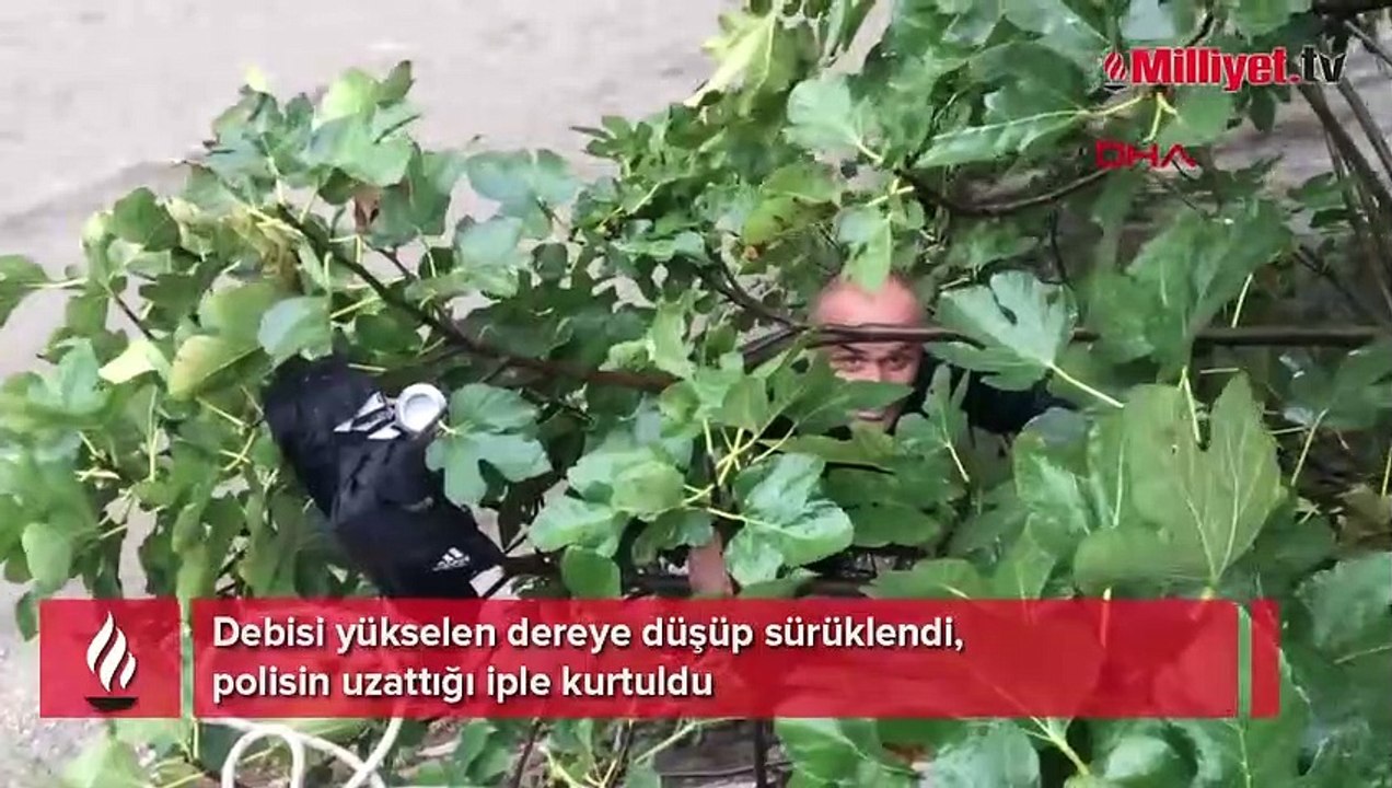 Debisi yükselen dereye düşüp sürüklendi, polisin uzattığı iple kurtuldu