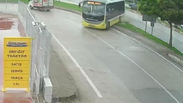 Bursa’da halk otobüsü, refüjü aşıp yoldan çıktı: O anlar kamerada
