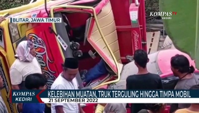 Akibat Kelebihan Muatan, Sebuah Truk Terguling dan Timpa Mobil