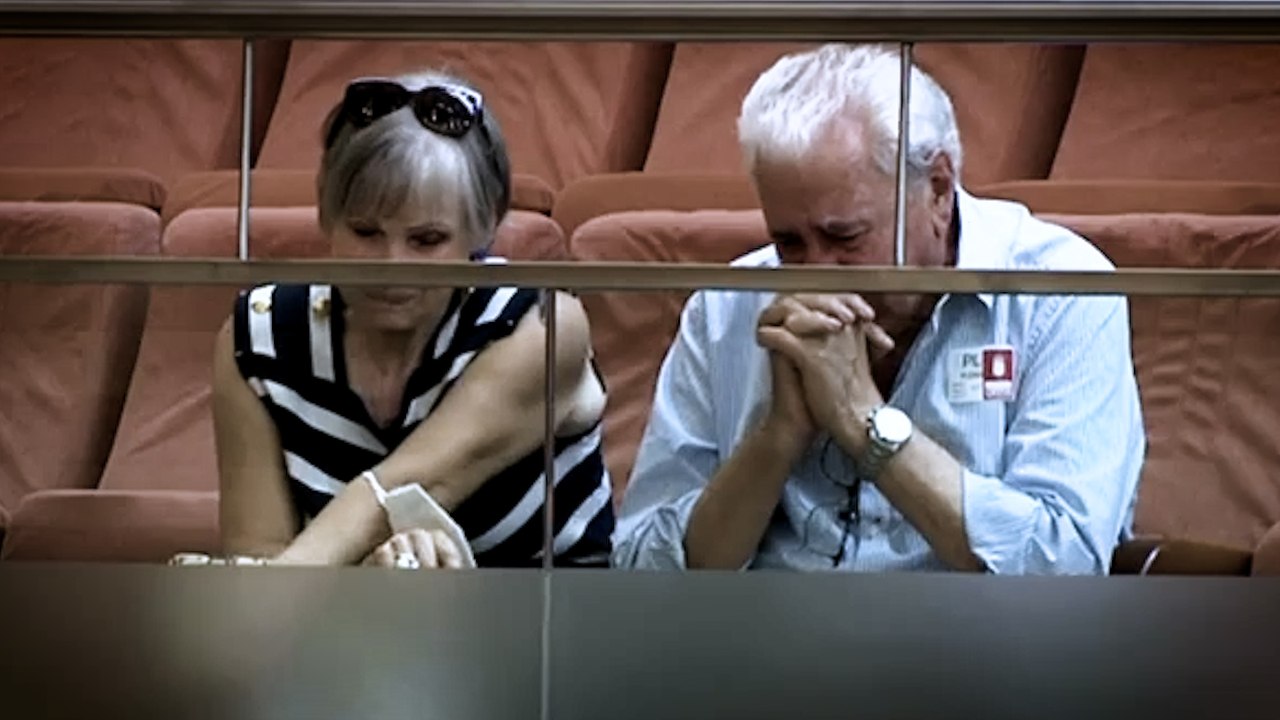 Emotivo vídeo: el abuelo, al que el Gobierno de Ayuso amenaza con echar de su residencia, rompe a llorar