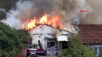 Gözleri önünde yanan evini çaresizlik içerisinde izledi