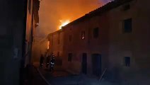 Titánica lucha de los bomberos en Santibáñez del Val