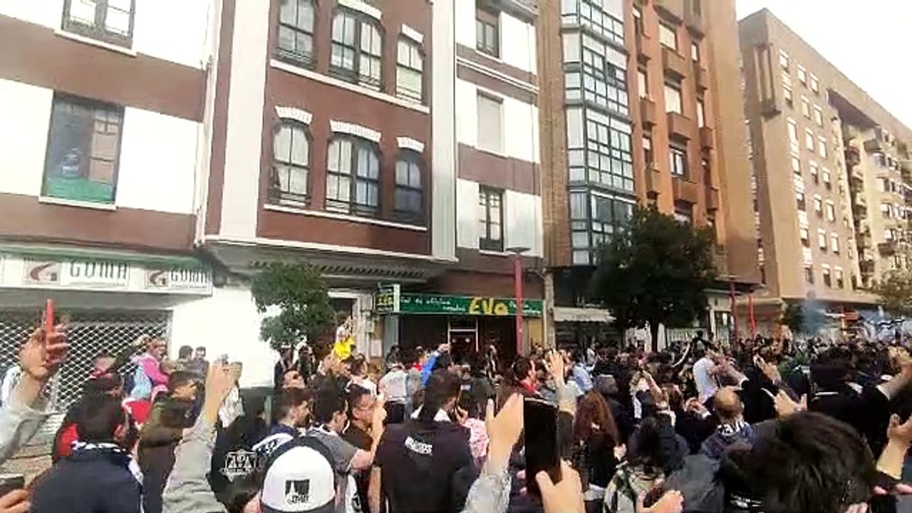 La afición del Burgos CF se hace oír en las calles de Miranda