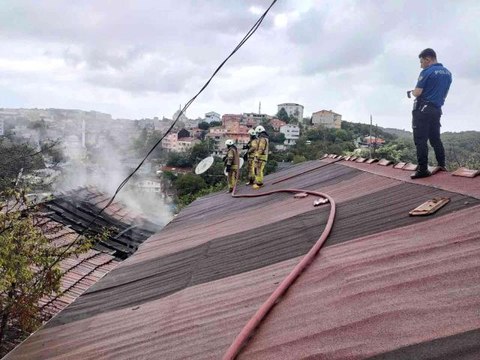 Sarıyer'de yan yana bulunan 2 gecekondu alev alev yandı