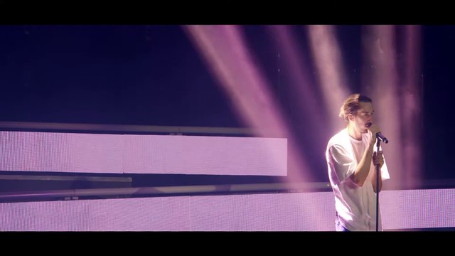 Lomepal chante Yeux Disent en live à Bercy