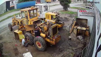 İş makinesini şişirirken lastik patlayınca yaralandı