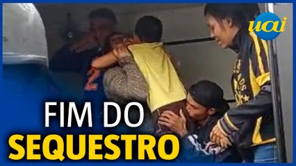 Polícia atira em sequestrador e liberta menino refém