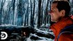 Bear Grylls atravessa uma floresta com plantas espinhosas | À Prova De Tudo | Discovery Brasil