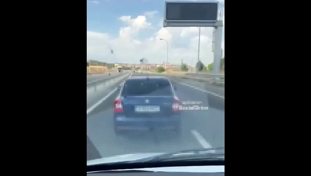 Un conductor temerario trata de impedir que lo adelante una furgoneta en la carretera TO-23