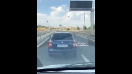 Un conductor temerario trata de impedir que lo adelante una furgoneta en la carretera TO-23