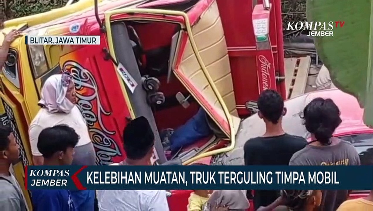Karena Kelebihan Muatan, Truk Terguling Timpa Mobil, 2 Orang Terluka